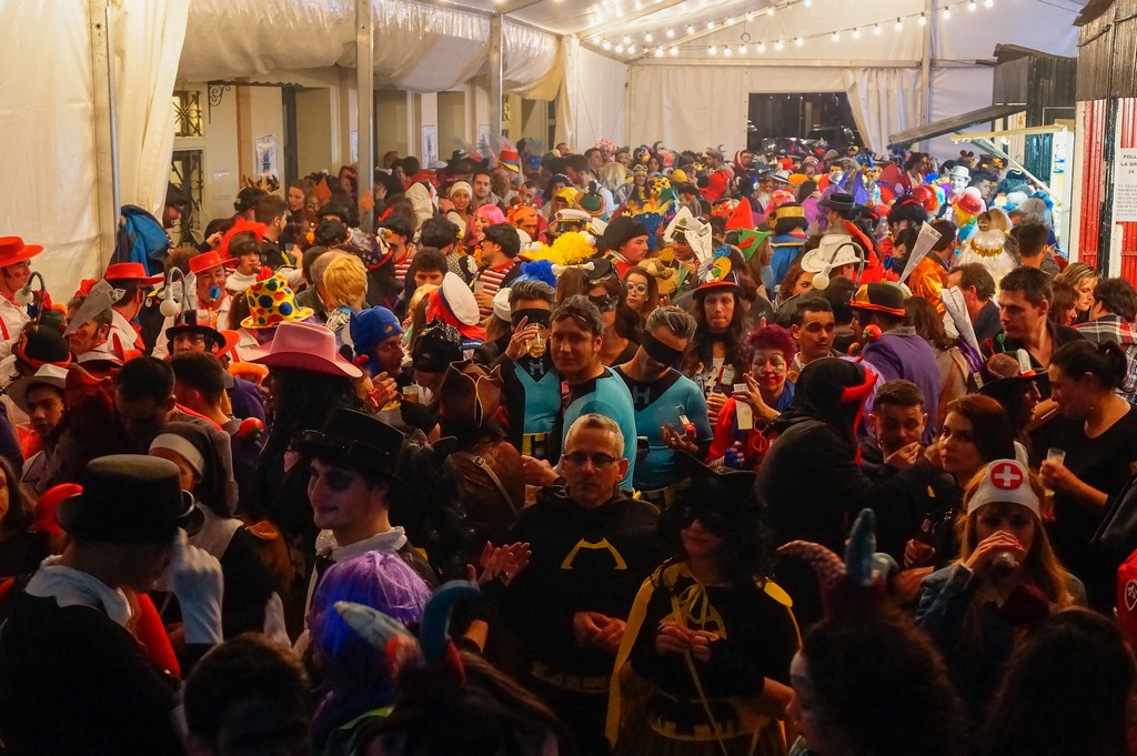 GRAN AMBIENTE EN EL MARTES DE CARNAVAL AYAMONTINO