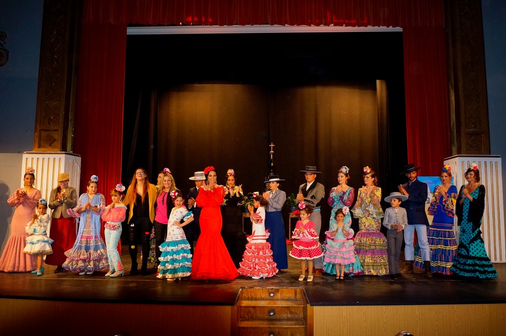 EL TEATRO CARDENIO DE AYAMONTE ACOGIÓ UN DESFILE A BENEFICIO DE LA HERMANDAD DEL ROCÍO