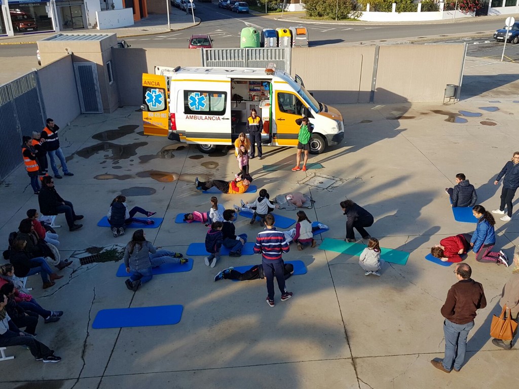 PROTECCIÓN CIVIL Y EL CLUB ATLETISMO AYAMONTE IMPARTEN FORMACIÓN SOBRE EL USO DEL DESFIBRILADOR Y RCP