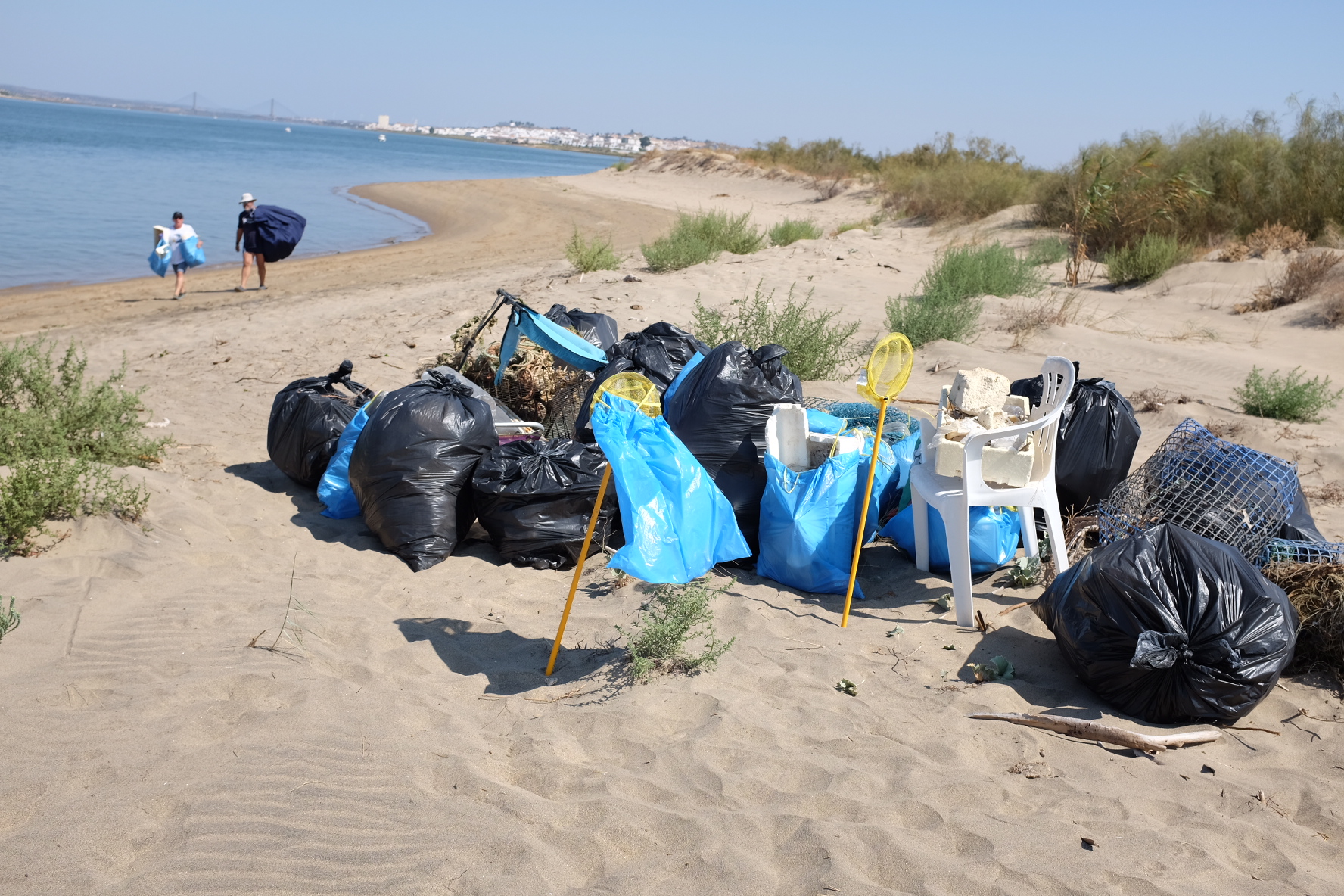 40 sacos de basura recogidos este domingo en la zona de especial protección “Isla de San Bruno”, Isla Canela