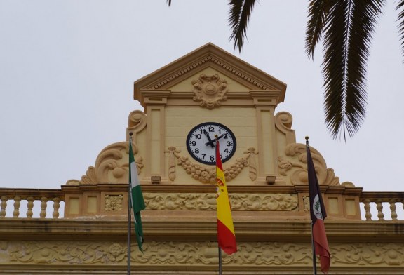 El Ayuntamiento de Ayamonte recupera el reloj del edificio consistorial