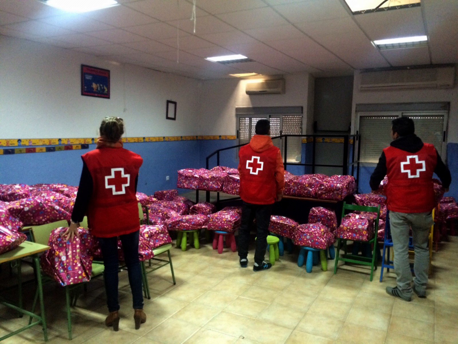 Cruz Roja de Ayamonte lleva la ilusión a más de 100 niños de la localidad.