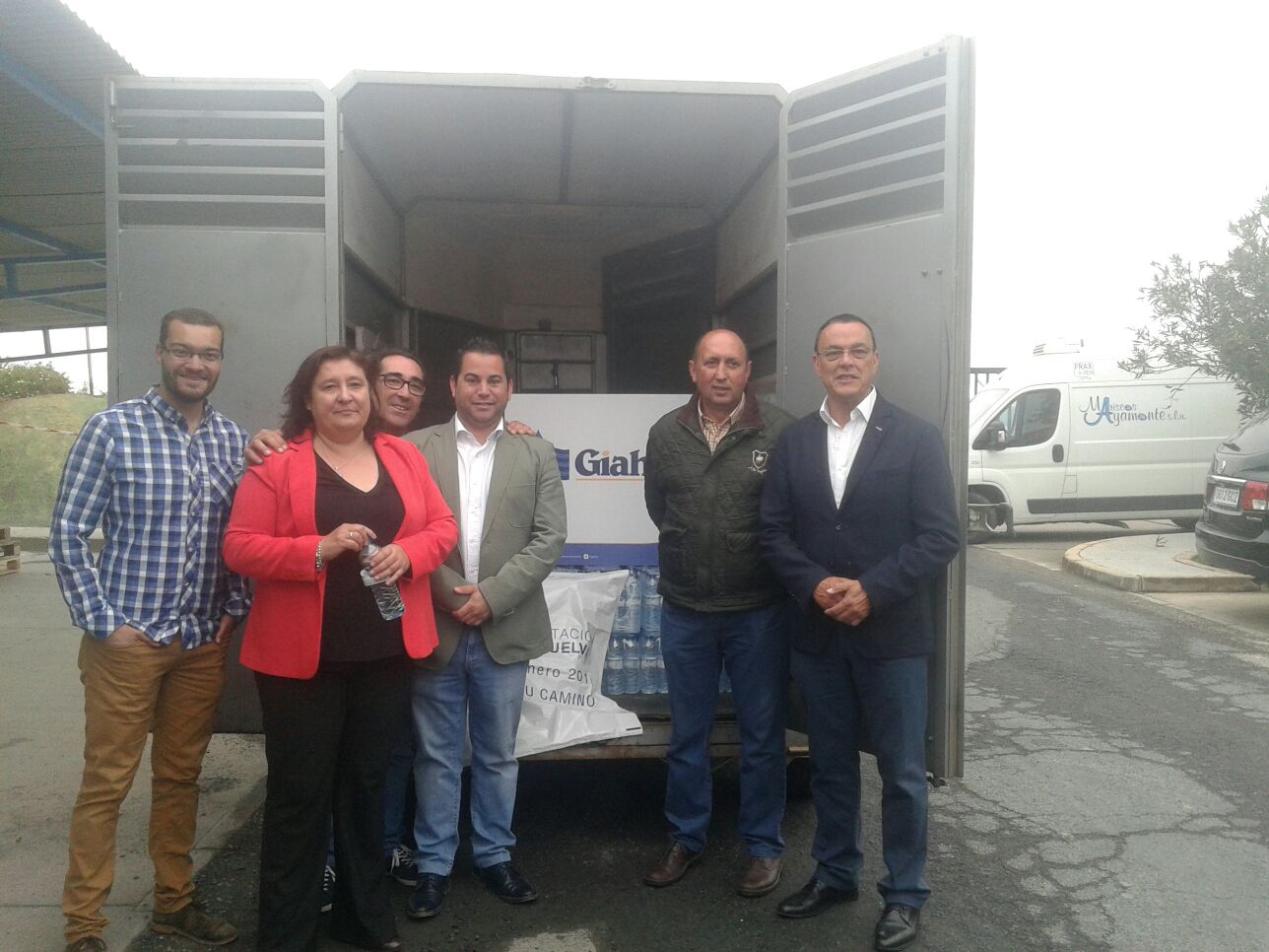 ENTREGA DE BOTELLAS DE AGUA  DE GIAHSA A LAS HERMANDADES DEL ROCÍO