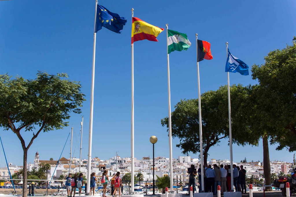 LAS BANDERAS AZULES ONDEAN YA EN LOS PUERTOS DEPORTIVOS DE AYAMONTE