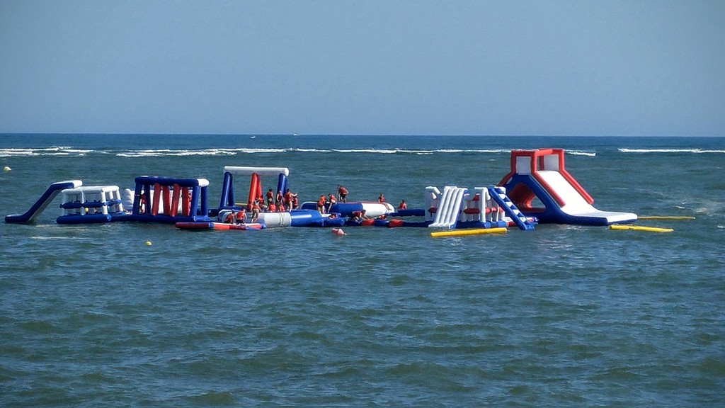 MAGNÍFICA ACOGIDA DEL PARQUE ACUÁTICO FLOTANTE INSTALADO EN ISLA CANELA