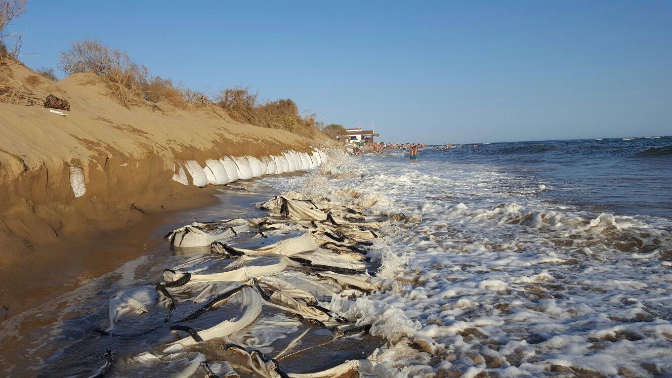 IZQUIERDA UNIDA EXIGE QUE SE RETIREN LOS SACOS DE ARENA DE LA PLAYA DE ISLA CANELA