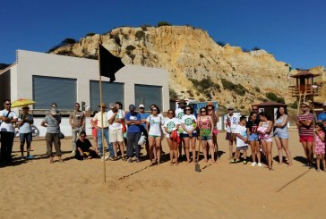 Acto de protesta de Ecologistas en Acción frente a un chiringuito permanente en la playa del Parador de Mazagón