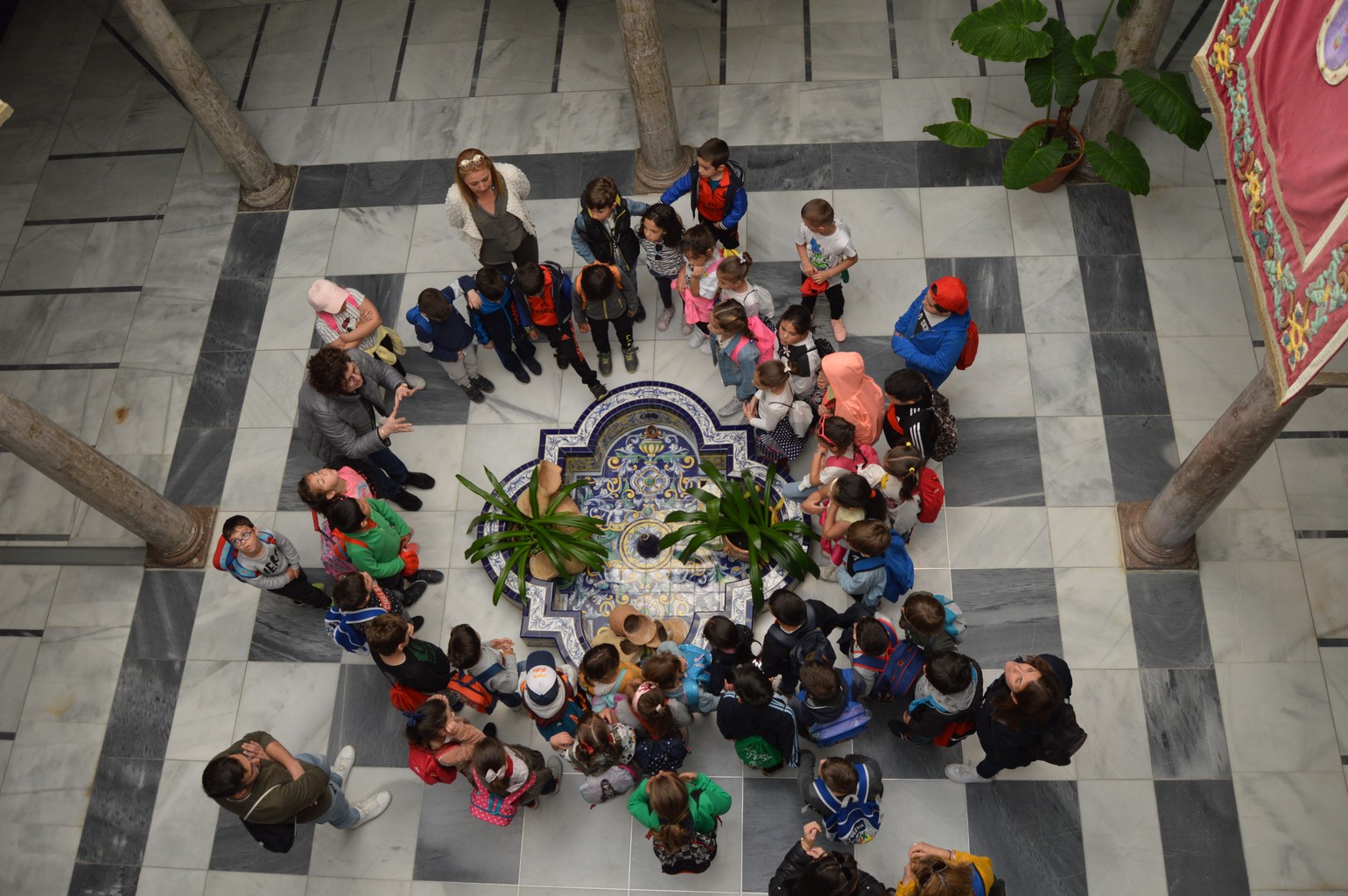 ALGUNOS ALUMNOS DEL CEIP ENEBRAL DE PUNTA UMBRÍA VISITAN EL CONSISTORIO AYAMONTINO