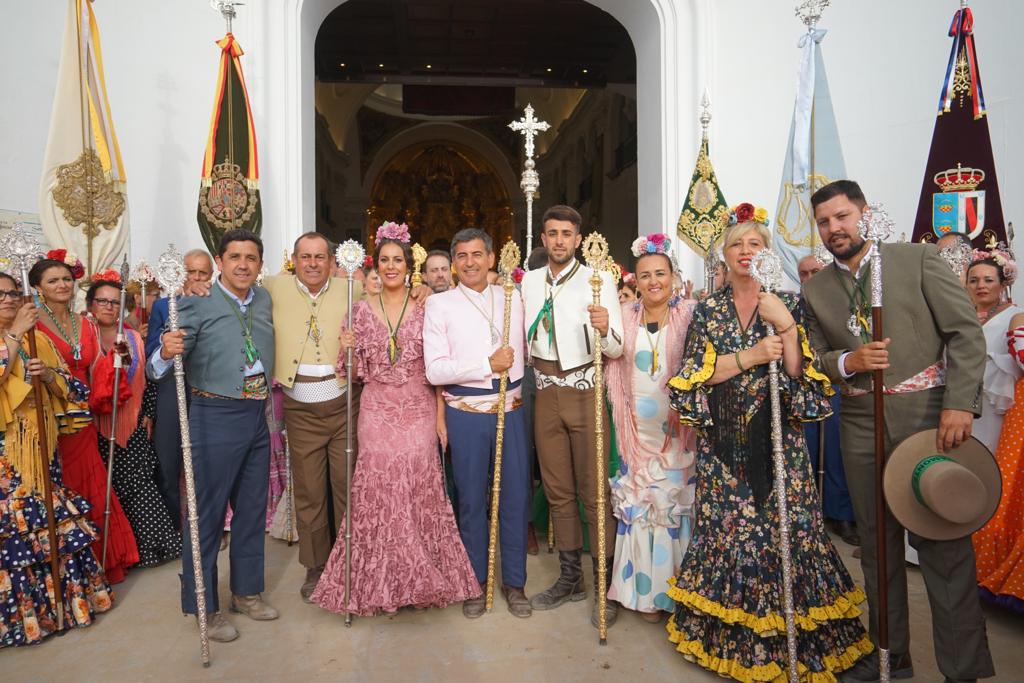 LA HERMANDAD DEL ROCÍO DE AYAMONTE SE PRESENTA ANTE LA BLANCA PALOMA