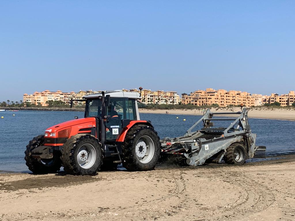 EL AYUNTAMIENTO DE AYAMONTE TRABAJA EN LA PUESTA EN MARCHA DE UN PLAN DE EMERGENCIA PARA LA INMEDIATA RECOGIDA DE LAS ALGAS CONCENTRADAS EN UN TRAMO DE LA PLAYA DE ISLA CANELA