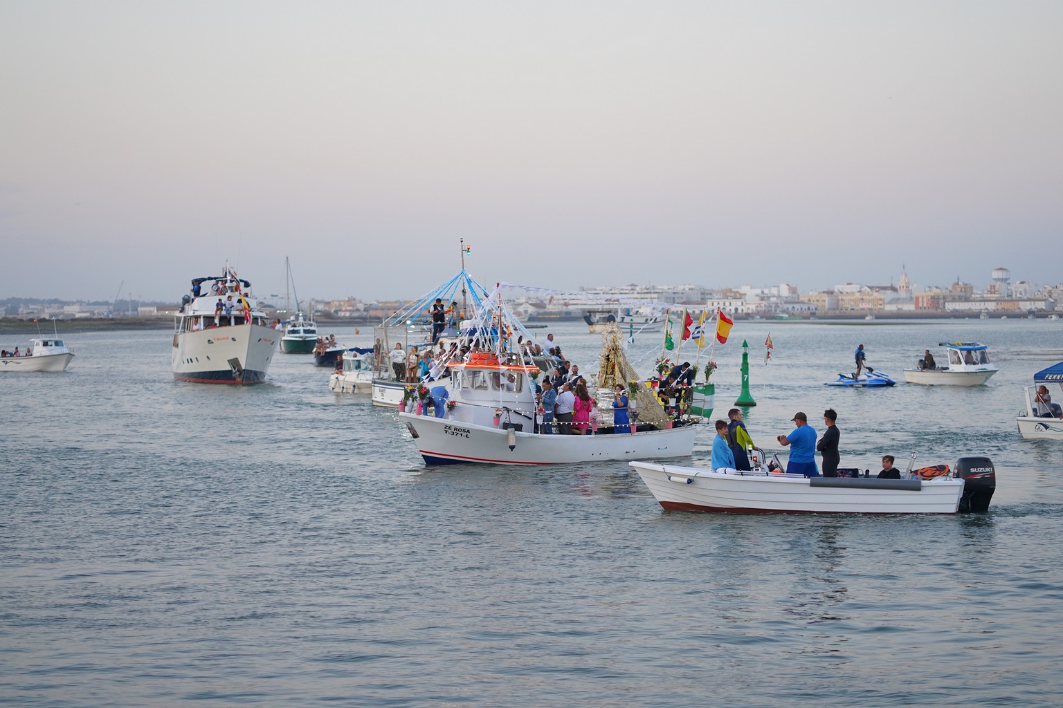 EMOTIVO ENCUENTRO DE LA VIRGEN DEL CARMEN DE PUNTA DEL MORAL Y LA PATRONA DE LOS MARINEROS DE ISLA CRISTINA