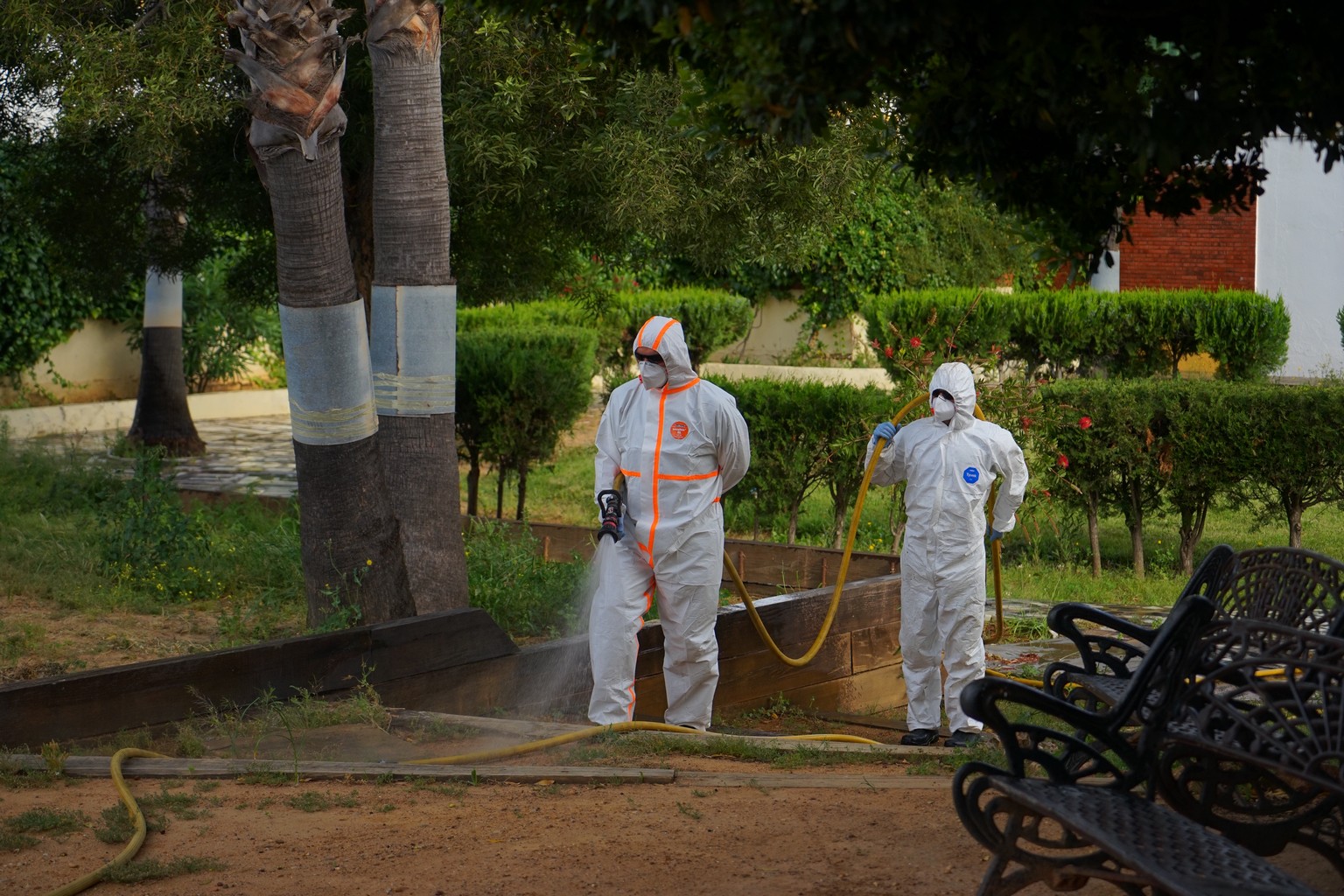 EL INFOCA REALIZA LABORES DE DESINFECCIÓN EN LA RESIDENCIA DE MAYORES, APROSCA Y EL CENTRO DE SALUD DE AYAMONTE