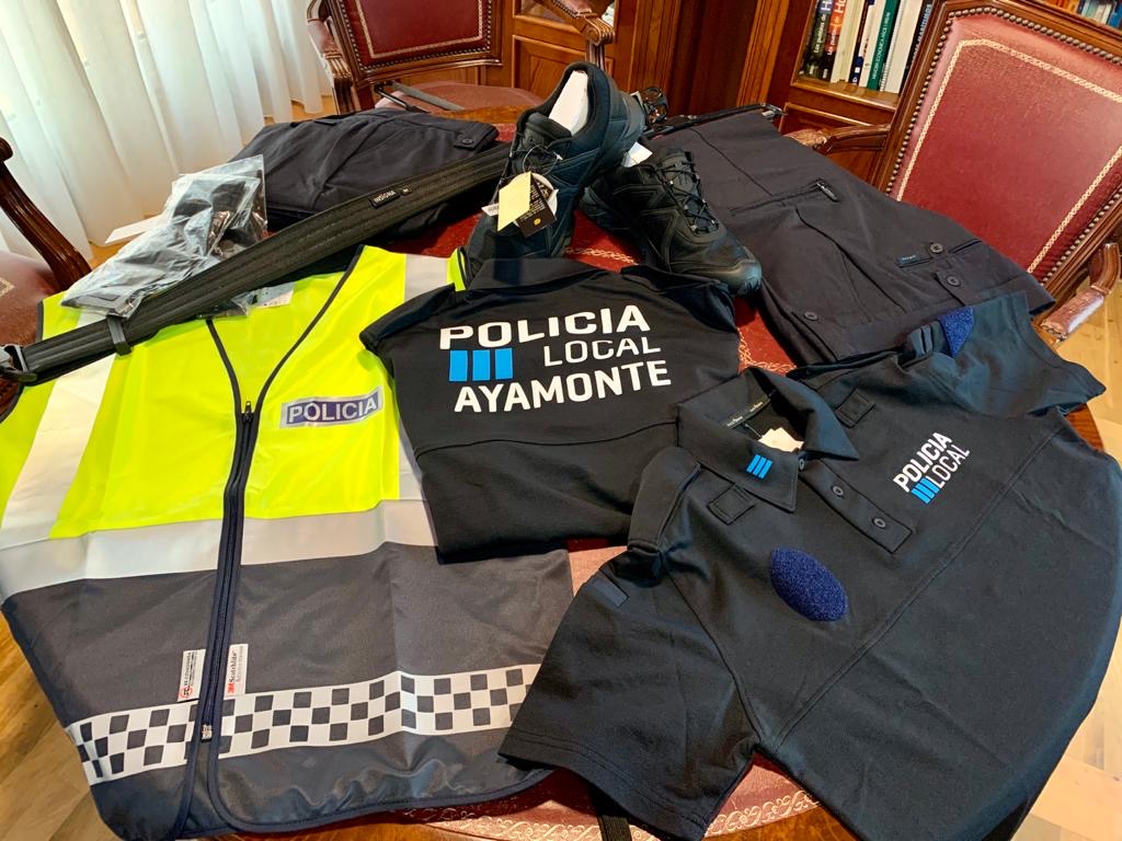EL AYUNTAMIENTO DE AYAMONTE DOTA DE NUEVOS UNIFORMES, CALZADO Y COMPLEMENTOS A LA POLICÍA LOCAL