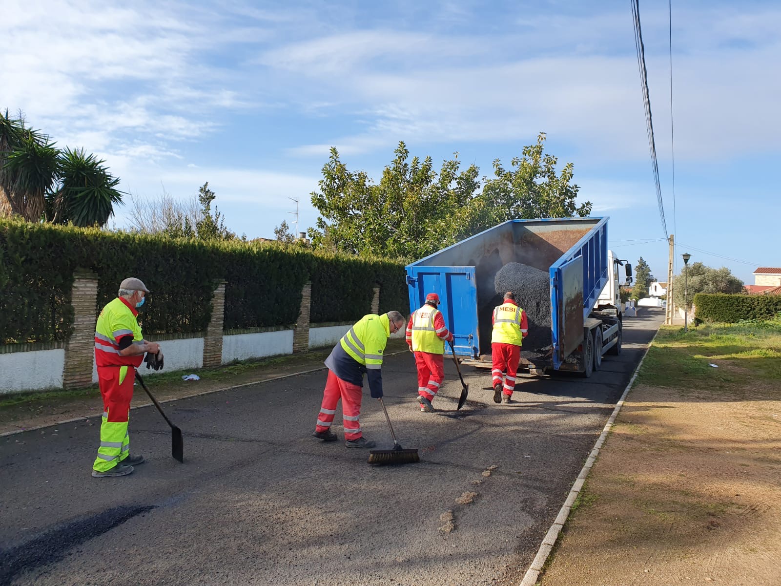 EL AYUNTAMIENTO DE AYAMONTE LLEVA A CABO LABORES DE REPARACIÓN DEL FIRME EN POZO DEL CAMINO Y OTRAS ZONAS DEL MUNICIPIO