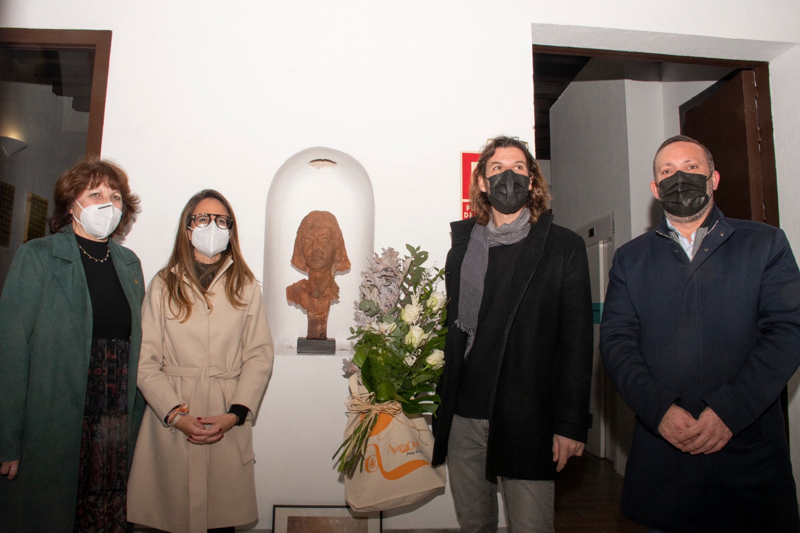 EL BUSTO DEL PRIMER MARQUÉS DE AYAMONTE, OBRA DEL ESCULTOR MARTÍN LAGARES, PRESIDE YA EL PATIO DE LA CASA GRANDE