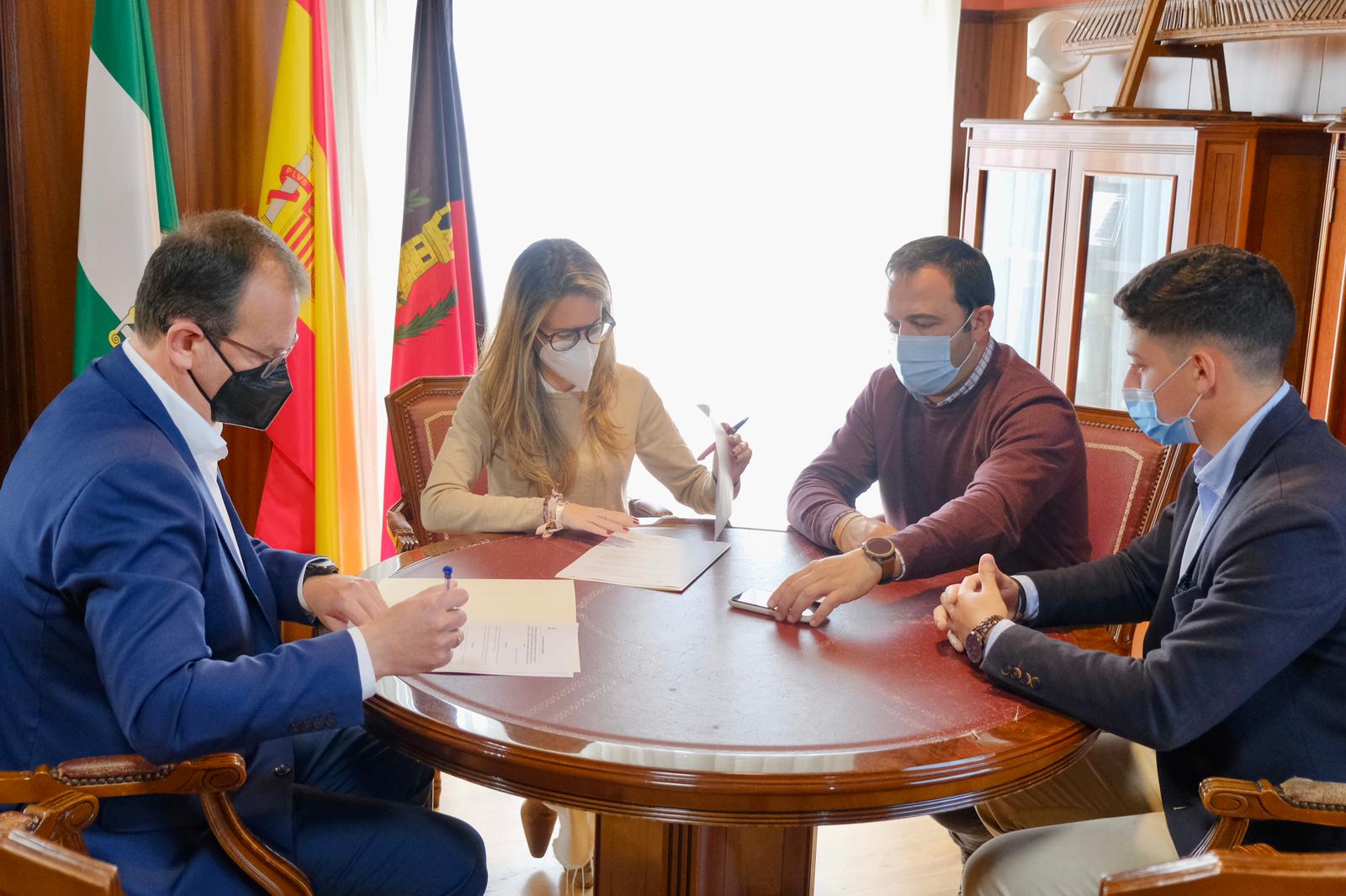 EL AYUNTAMIENTO DE AYAMONTE FIRMA UN CONVENIO DE COLABORACIÓN CON CAPITAL ENERGY, LA EMPRESA PROMOTORA DEL PARQUE EÓLICO, QUE FAVORECERÁ EL EMPLEO EN EL MUNICIPIO